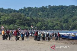 Volume bejibun, Bupati Pangandaran kerahkan ASN bersihkan sampah di destinasi wisata