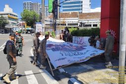 Pemkot Bandung turunkan spanduk ucapan Idul Fitri guna kembalikan estetika
