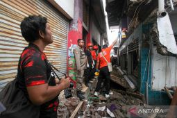 Seorang warga Surabaya meninggal akibat balkon rumah ambruk