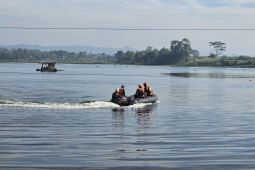 Tersengat listrik di atas perahu Waduk Saguling, seorang anak hilang