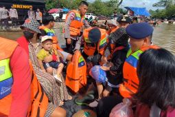 Brimob Sultra evakuasi warga terdampak banjir di Konut