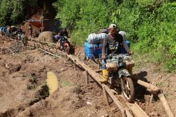 FOTO - Jasa ojek ke daerah terpencil Seko di Luwu Utara