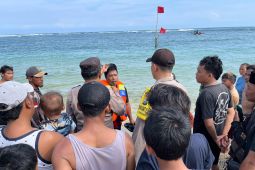 Tiga wisatawan hilang terseret ombak di Pantai Balekambang