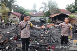 49 unit pintu bangunan pondok lansia di pemondokan Hj. Aminah Sibuhuan Palas hangus terbakar