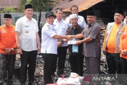 Bupati Palas salurkan bantuan ke pemondokan Lansia yang hangus terbakar di Sibuhuan Palas