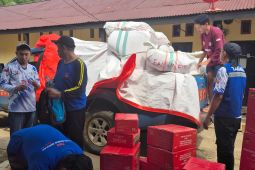 Gubernur Sulteng serahkan bantuan kepada korban banjir di Morowali Utara