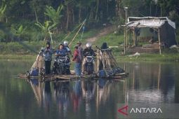 Jasa penyeberangan rakit eretan di Kabupaten Bandung Barat