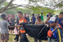 Tim SAR evakuasi jenazah anak tenggelam di Pantai Nambo