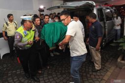 Warga antar jenazah Titiek Puspa hingga ke pemakaman