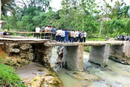 Bupati Simalungun tinjau jembatan putus di Dolok Hataran