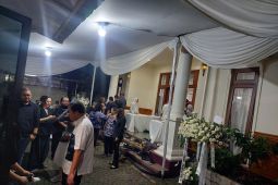 Titiek Puspa meninggal dunia, suasana terkini di rumah duka dipenuhi keluarga dan musisi