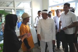 Dedi Mulyadi berjanji menaikkan gaji petugas yang jaga kebersihan jalan
