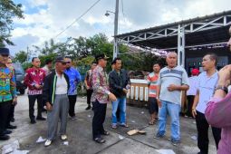 Bupati Lampung Barat apresiasi penjual air bantu petugas damkar