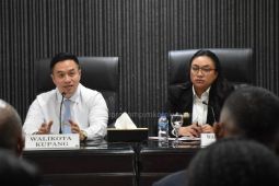 Pemkot Kupang menyiapkan 1.300 kontainer plastik untuk atasi sampah