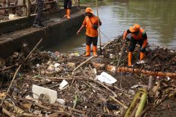 Atasi banjir, Pemkot Tangerang bersihkan aliran sungai di perbatasan