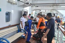 Tim SAR gabungan evakuasi  penumpang yang meninnggal di kapal