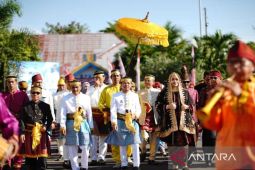 Tradisi Kesultanan Dompu menggema, Bupati dan Wabup tampil sebagai Sultan