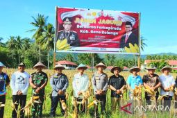 Polres Bone Bolango panen jagung bersama masyarakat