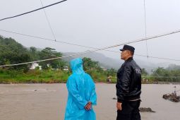 Seorang anak terseret arus sungai di Garut, SAR masih lakukan pencarian