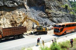Longsor tutup jalan Tulungagung-Ponorogo, rusak sekolah Pagerwojo