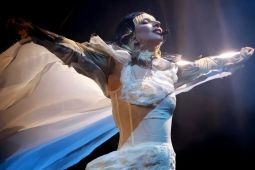 Lady Gaga Bakar Panggung Coachella 2025 dengan Aksi Teatrikal dan Penuh Totalitas