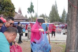 TP-PKK Solok Sumbar gotong royong bersihkan sampah di objek wisata Alahan Panjang Resort