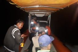 Tim SAR evakuasi empat nelayan yang alami kecelakaan kapal di perairan Wakatobi