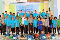 Kanwil Ditjenpas NTT membagikan sembako kepada penyandang tunanetra