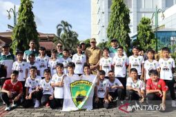 Wali Kota Bekasi melepas Sekolah Sepak Bola Tajimalela berlaga di Kuala Lumpur