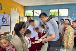 Lapas Tanjungpandan salurkan bantuan seragam sekolah untuk siswa kurang mampu