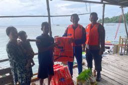 Polda Kalbar berikan bantuan pelampung kepada nelayan di Bengkayang