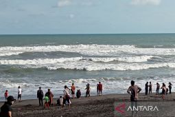 Bantul terus mengimbau pengunjung pantai selatan waspada bahaya gelombang