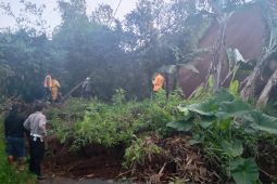Longsor Pangalengan: Petugas gabungan evakuasi longsor yang tutupi jalan penghubung