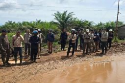 Bupati Ketapang tinjau progres perbaikan Jalan Pelang, Kepuluk dan Batu Tajam