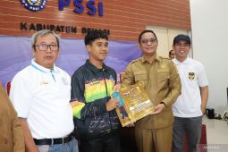 Wakil Bupati Bekasi melepas atlet sepak bola muda Karsa Sureza berlatih di Akademi Levante