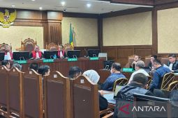 Hakim menunda sidang tuntutan tiga hakim "vonis bebas" Ronald Tannur