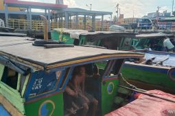 Pengemudi jukung di kawasan Sungai Musi waspadai angin kencang saat berlayar