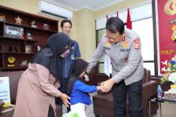 Kapolda Maluku serahkan santunan untuk ahli wairs Aipda Anumerta Husni Abdullah
