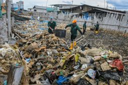 Sampah yang datang dari hulu disebut jadi tantangan di Muara Angke
