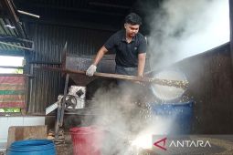 Pengrajin tempe di Aceh tetap bertahan saat kenaikan harga kedelai