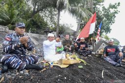 Persiapan menjelang pemasangan prasasti di bangkai kapal USS Liberty