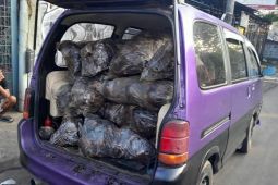 Petugas Kecamatan Ciledug amankan minibus hendak buang sampah di jalan