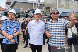 Pemerintah menutup ratusan pembuangan sampah terbuka di Indonesia