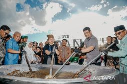 Wali Kota Padangsidimpuan " mangan baggal" bersama Gubsu Bobby di Danau Toba