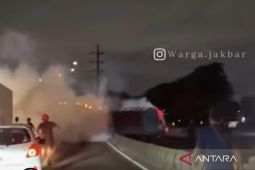 Kecelakaan di flyover Pesing Jakbar: truk terbalik dan keluarkan asap