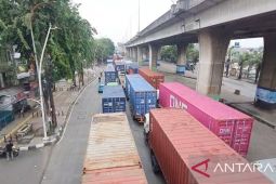 Ratusan truk peti kemas masih terjebak kemacetan di Pelabuhan Tanjung Priok