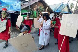 Warga Gumas mengingat kembali kasih Yesus melalui Jalan Salib