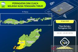 Hujan lebat disertai angin dan kilat melanda Kota Kupang Jumat malam