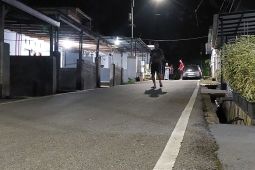 Warga berhamburan saat terjadi gempa di Padang Panjang Sumbar