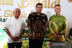 Bobby bersama Surya halalbihalal di rumah Musa Rajekshah